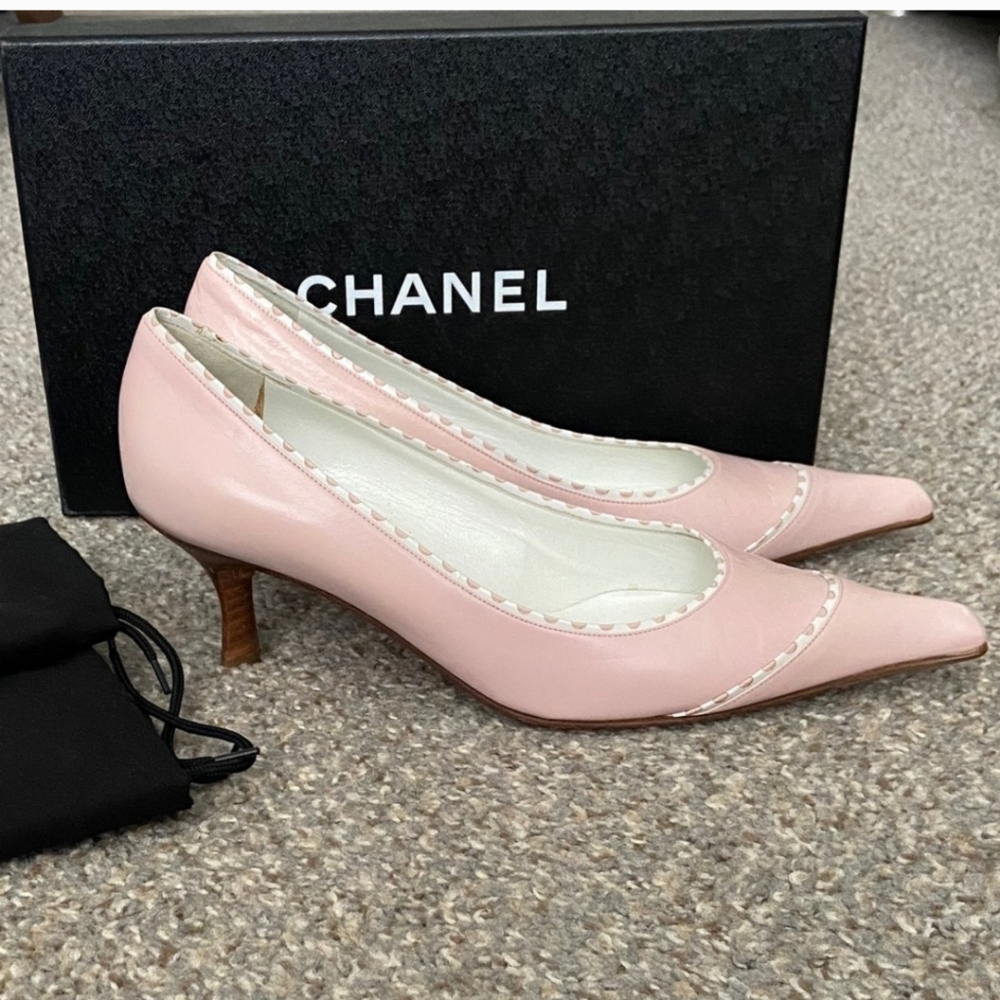 CHANEL shoes Light Powder Pink and White leather Heels